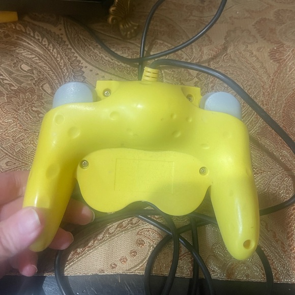 Nintendo GameCube SpongeBob SquarePants Controller – Iconic Yellow Design - Picture 2 of 3